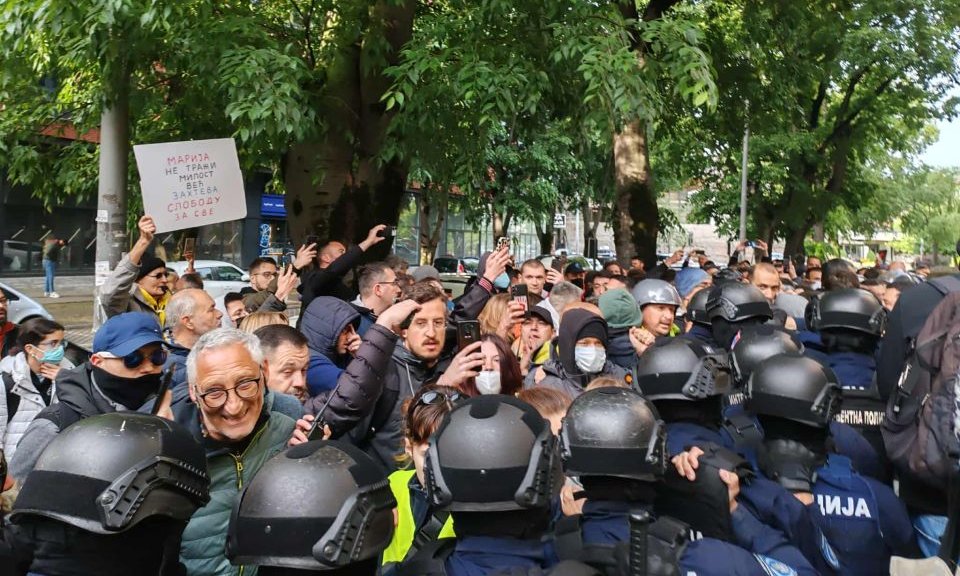 Dulakodás a csendőrséggel: Egy professzor megsérült, egy riportert őrizetbe vettek a bíróságnál