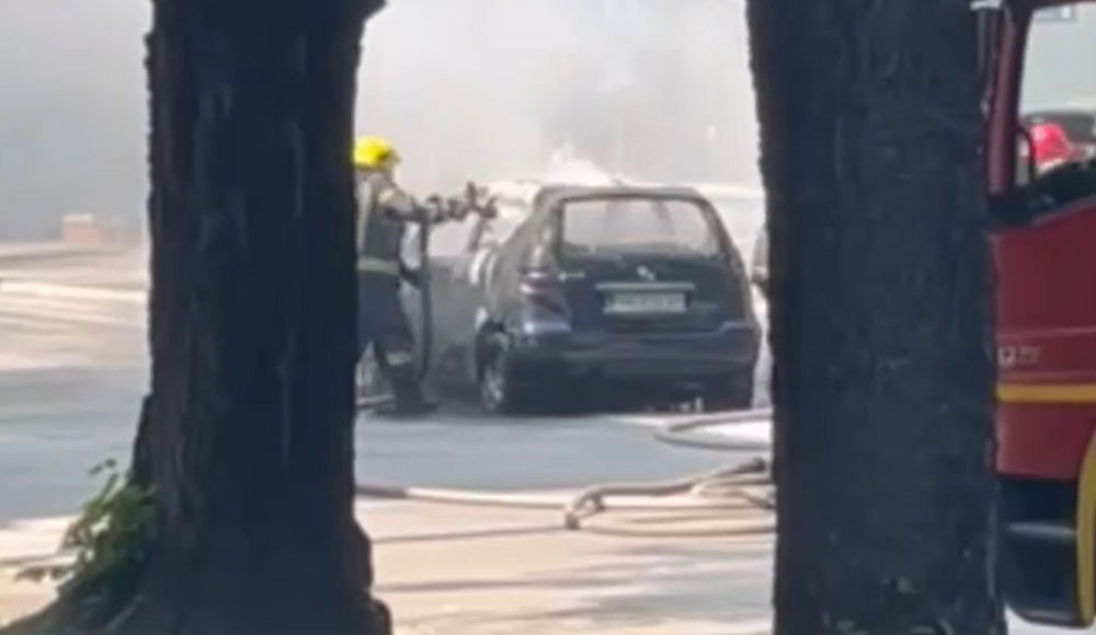 Kigyulladt egy autó Szabadka központjában (videó)