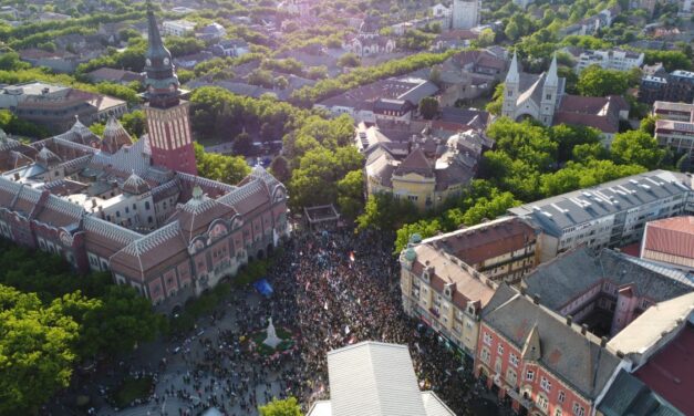 <span class="entry-title-primary">Egyetemisták: Szabadka város napja ezentúl május 17-e</span> <span class="entry-subtitle">Ti nekünk Karleušát, mi nektek egyetemistákat - Hetedik órája tart az országos tüntetés Szabadkán</span>