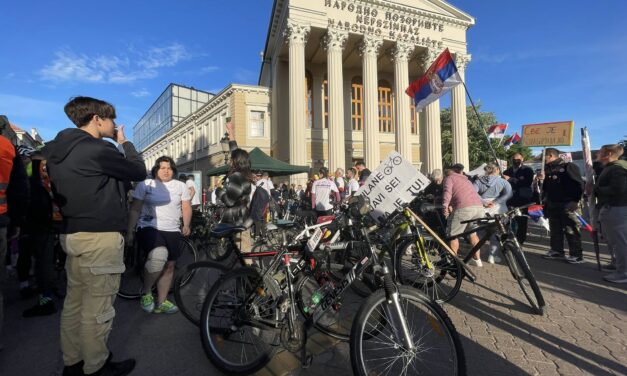 Hat hónapja blokád alatt – A Szerb Haladó Párt újra a kezébe vette az irányítást?