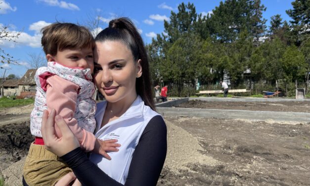 A lány, aki házakat épít a rászorulóknak