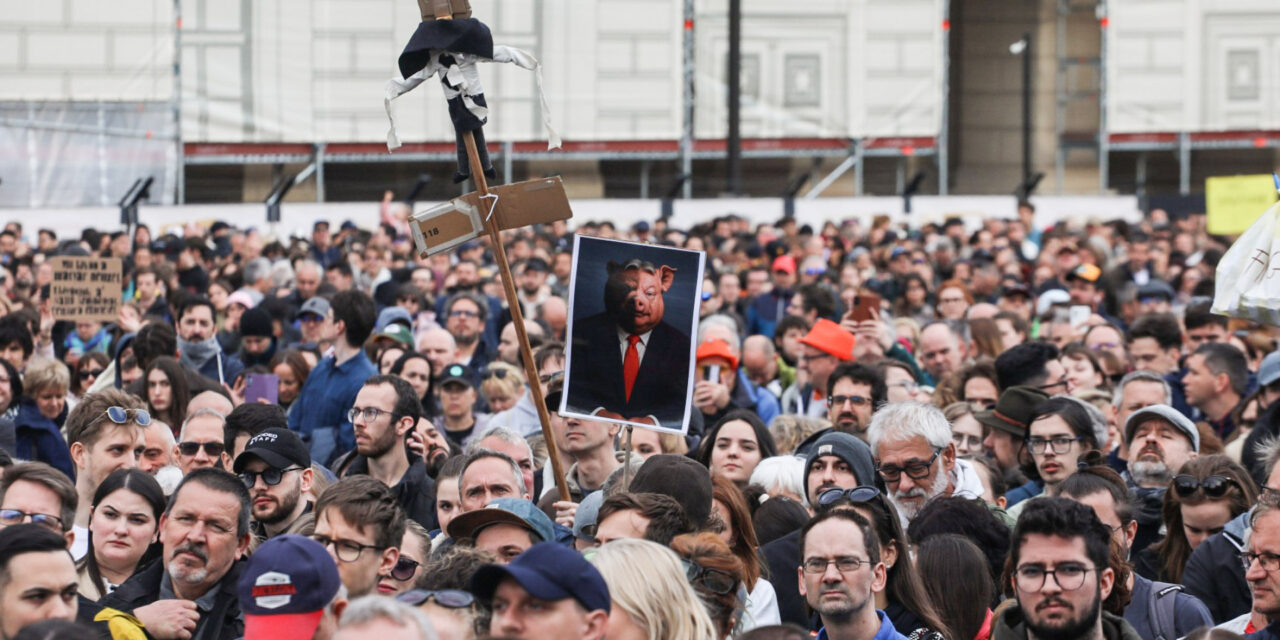 Tízezrek tüntettek a szabad sajtó mellett és a kormány ellen Budapesten