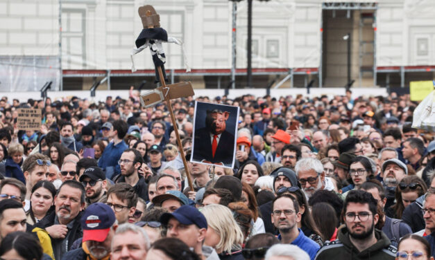 Tízezrek tüntettek a szabad sajtó mellett és a kormány ellen Budapesten