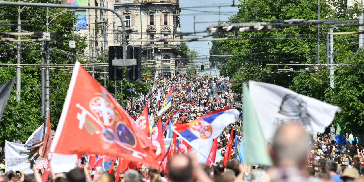 Elkezdődött a majálisi tüntetés a kormány épületénél