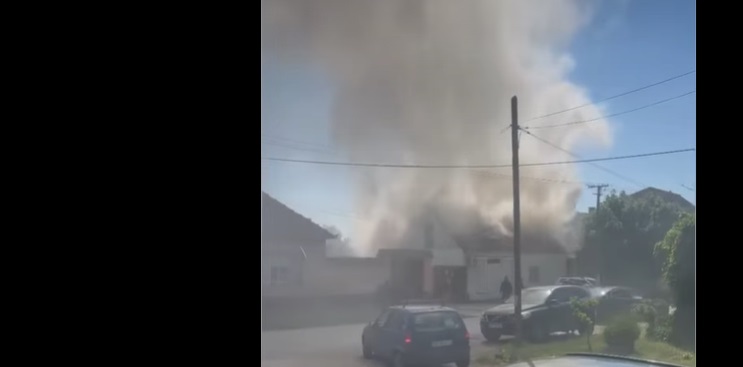 Kigyulladt egy családi ház Szabadkán (Videó)