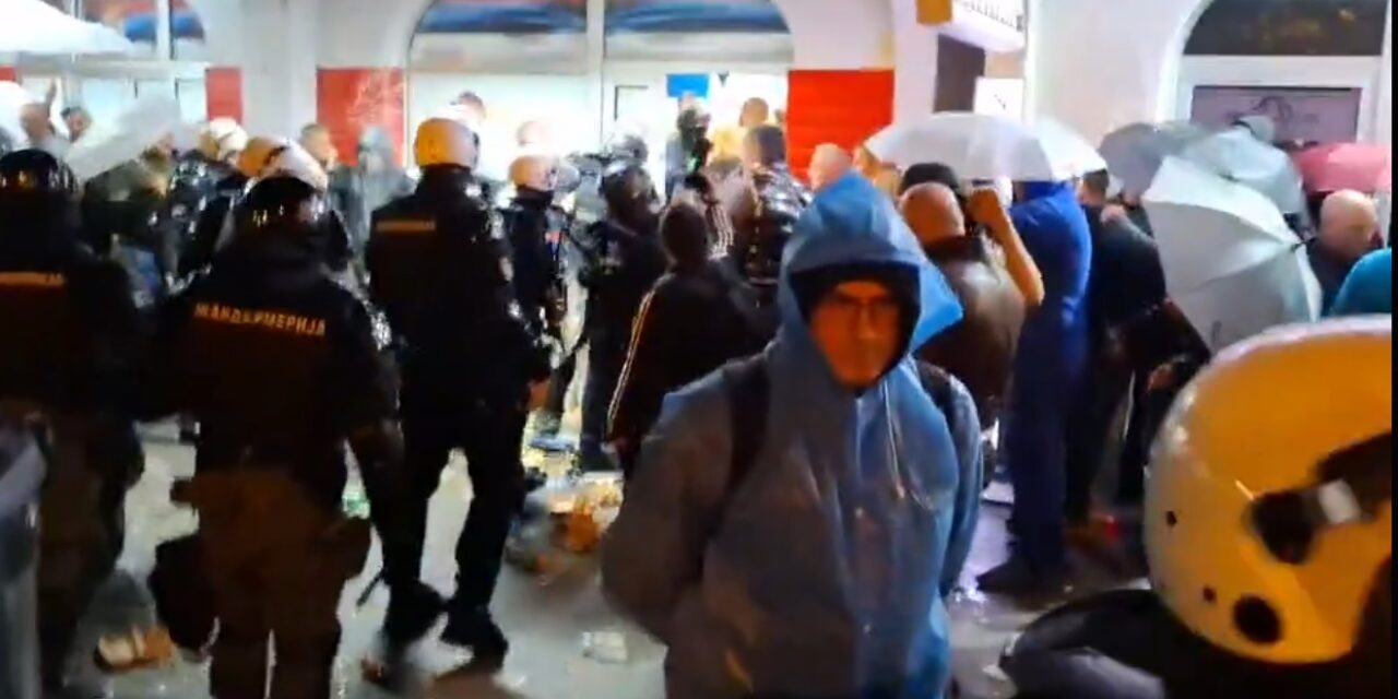 Gumibotokkal verte a rendőrség a Szerb Haladó Párt aktivistáit Újvidéken