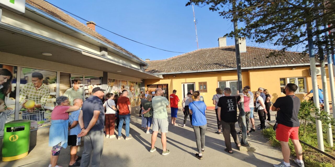 Zárt ajtók előtt, szabad ég alatt tartják meg a polgári gyűléseket Szabadkán