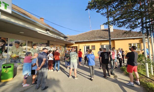 Zárt ajtók előtt, szabad ég alatt tartják meg a polgári gyűléseket Szabadkán