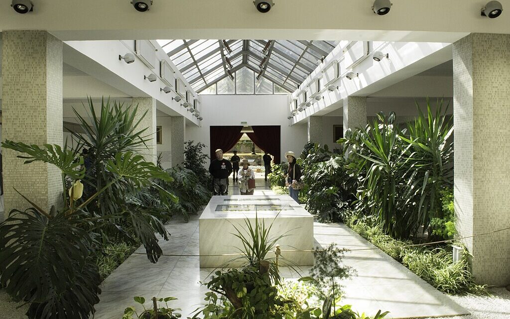 Molotov-koktélt dobott a Virágházra