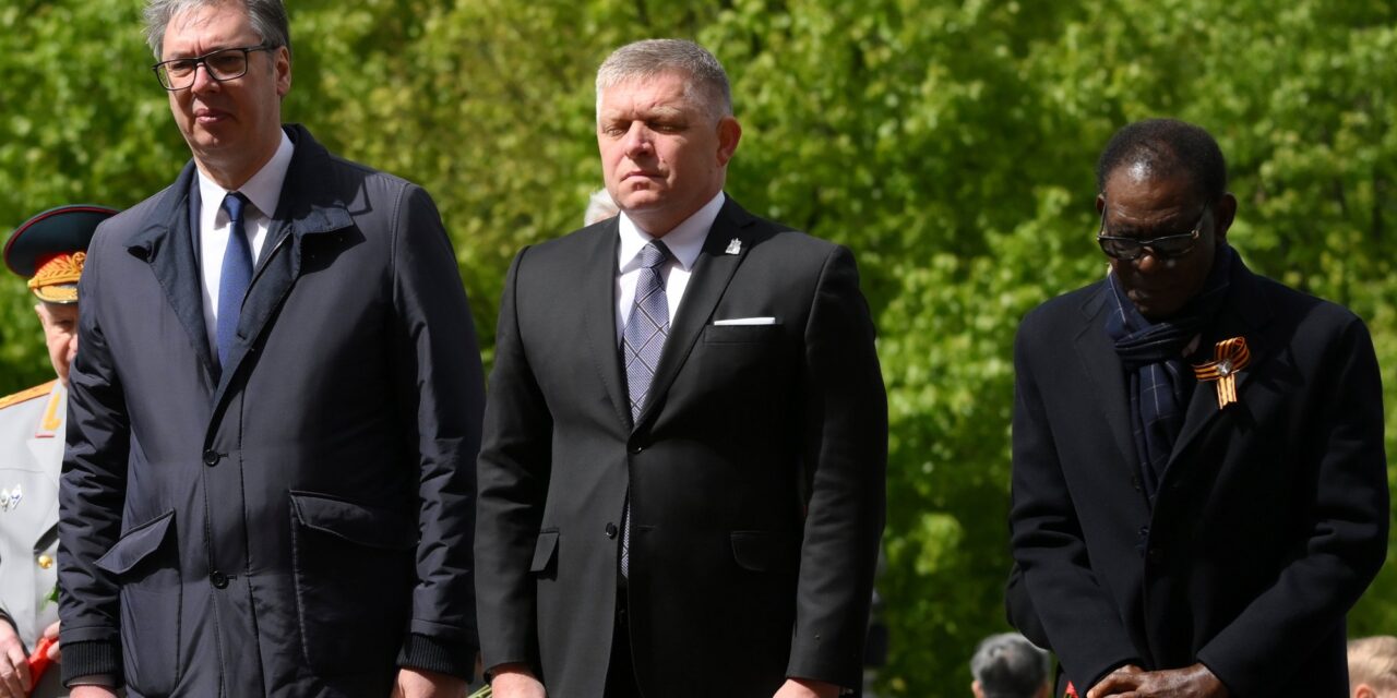 Putyin szóvivője hősnek nevezte Vučićot és Ficót, amiért elmentek Moszkvába