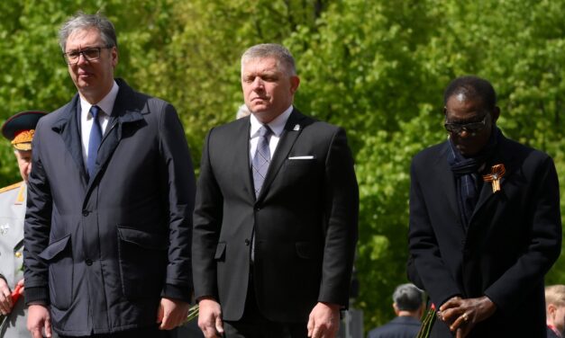 Putyin szóvivője hősnek nevezte Vučićot és Ficót, amiért elmentek Moszkvába