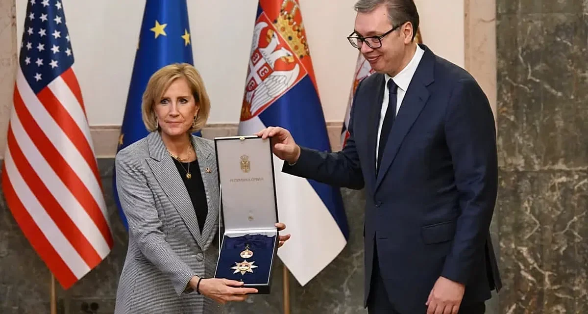 Vučić kitüntet, Trump Belgrádba ígérkezik