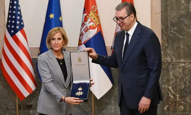 Vučić kitüntet, Trump Belgrádba ígérkezik
