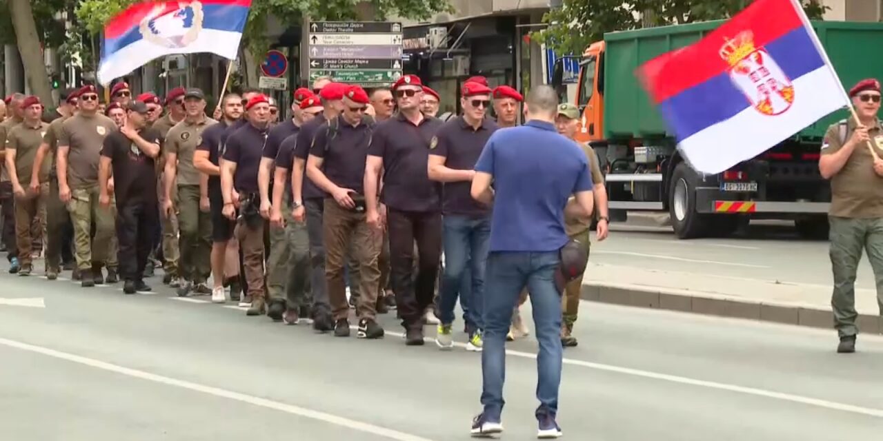 Veteránoknak öltöznek be a Nišből Belgrádba utaztatott ćacik