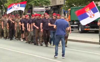 Veteránoknak öltöznek be a Nišből Belgrádba utaztatott ćacik