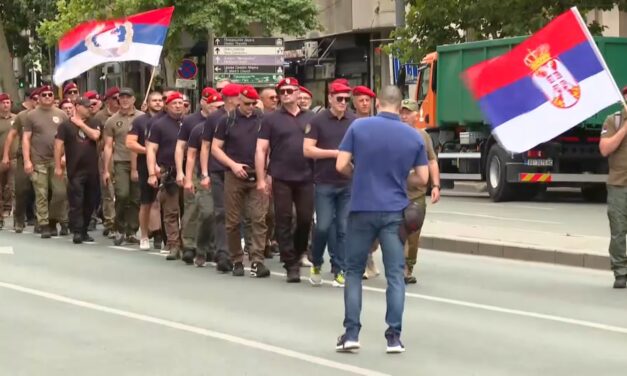 Veteránoknak öltöznek be a Nišből Belgrádba utaztatott ćacik