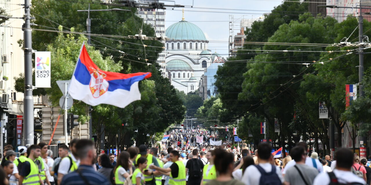 Özönlenek a tömegek a szerb fővárosba