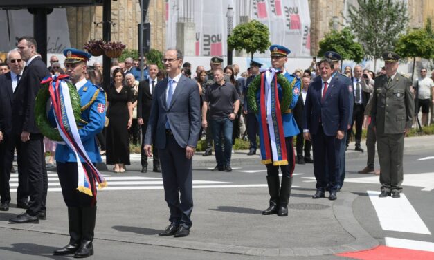 Kruševacon tartott ünnepi ülést a kormány