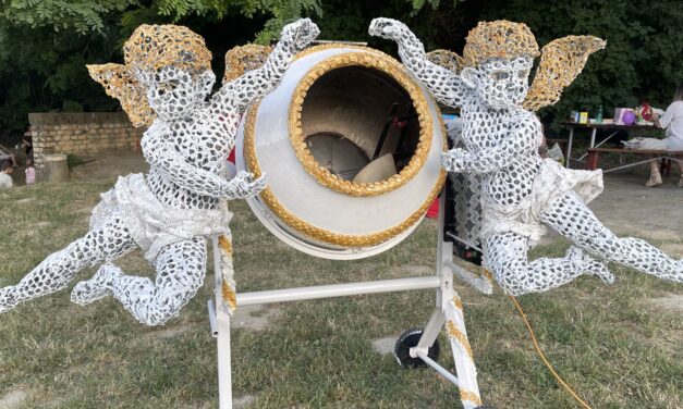 Ellopták Vass Szabolcs egy alkotásáról az angyalkát a Dombos Fest-en