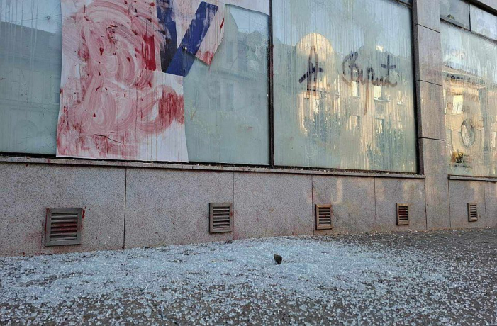 Ismét betörték a haladók újvidéki irodájának kirakatát (Fotók)