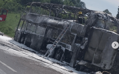 Kigyulladt egy diákokat szállító busz Boljevacnál (fotó+videó)