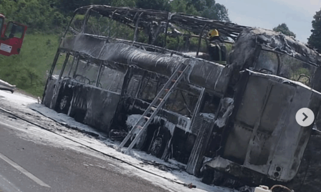 Kigyulladt egy diákokat szállító busz Boljevacnál (fotó+videó)