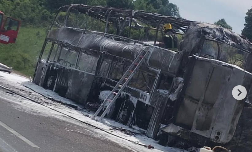 Kigyulladt egy diákokat szállító busz Boljevacnál (fotó+videó)