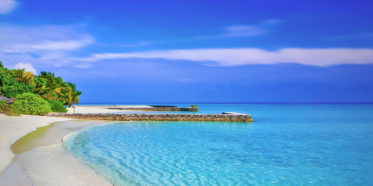 Ezen a montenegrói szigeten borsos ára lesz a strandolásnak