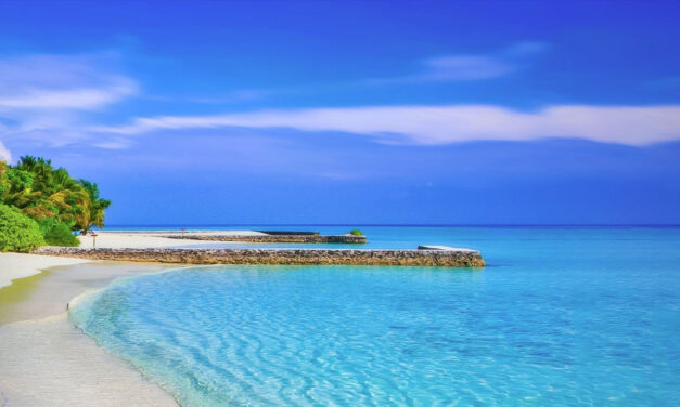 Ezen a montenegrói szigeten borsos ára lesz a strandolásnak