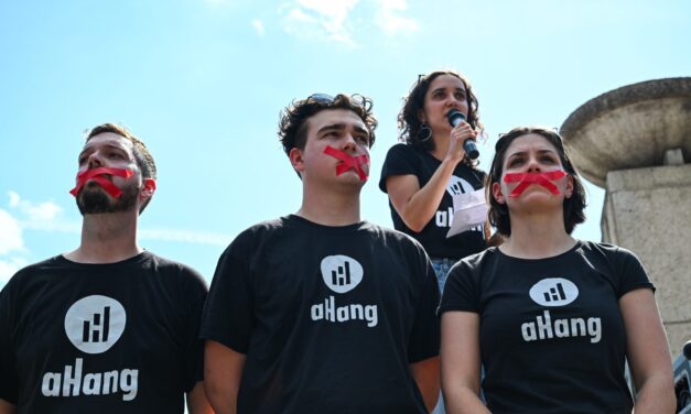 Néma demonstrációk a szólásszabadságért