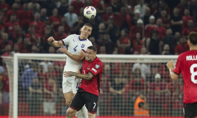 Az albán szurkolók háromszor találták fejbe a szerb játékosokat