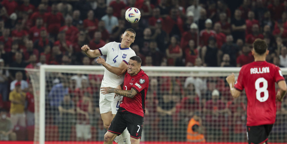 Az albán szurkolók háromszor találták fejbe a szerb játékosokat