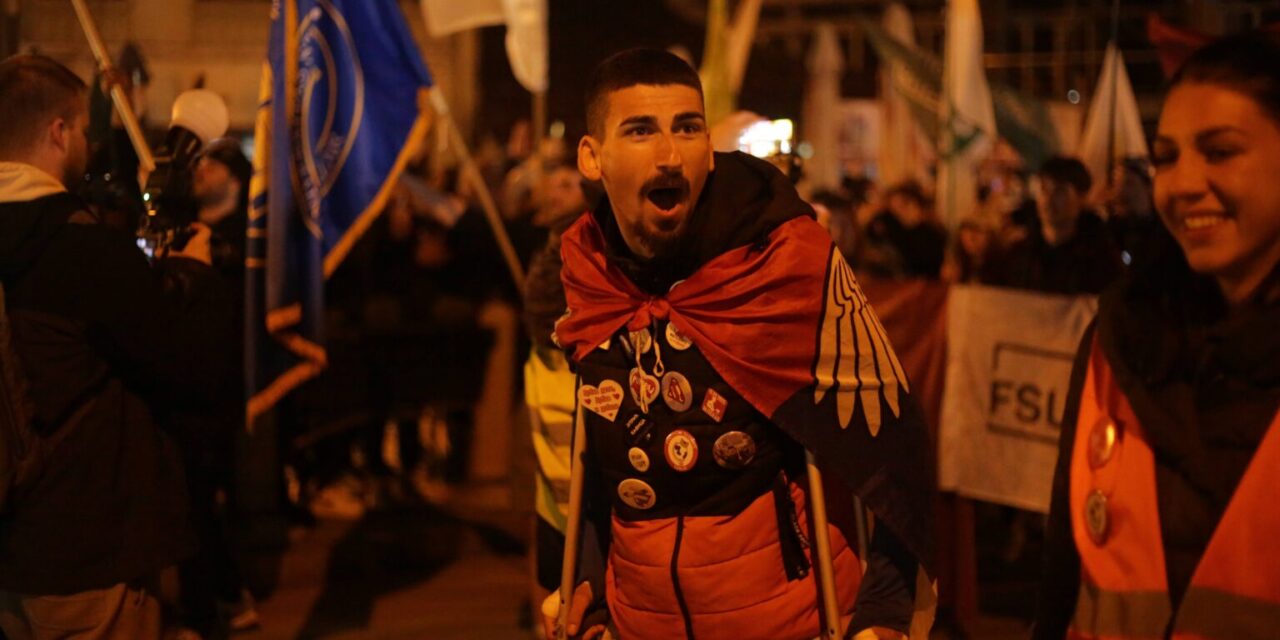 Megverték a fiatalembert, aki több mint ezer kilométert tett meg mankóval az egyetemistákért