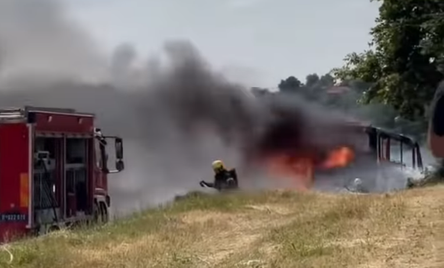 Teljesen megsemmisült a Bečejprevoz autóbusza (Videóval)