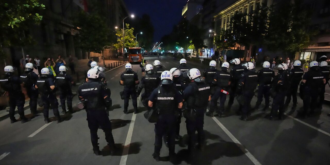 Bűnvádi feljelentés a rendőri brutalitás és a gyaníthatóan nem igazi rendőrök beavatkozása miatt