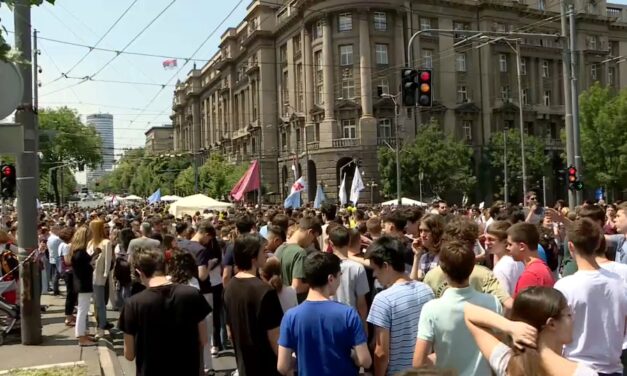 A követelések teljesítéséig a kormányépület előtt maradnak