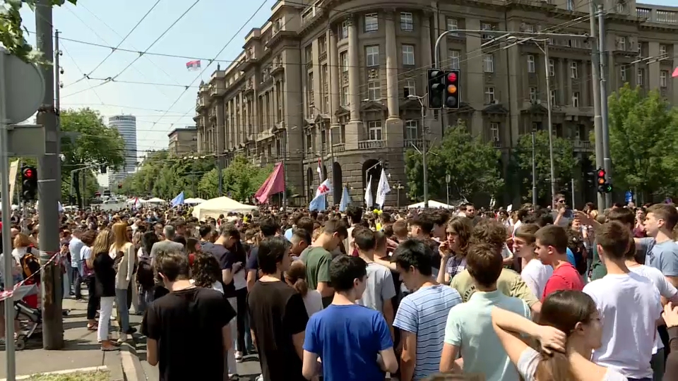 Tüntetés a kormány épülete előtt