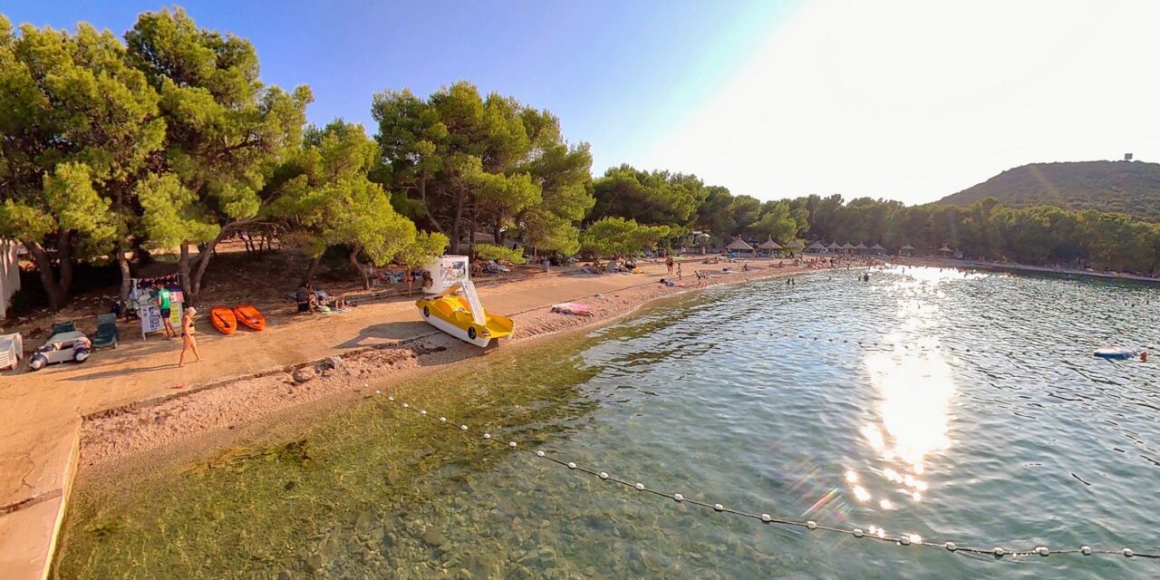 Sokk a horvát tengerparton – szinte az egész kempinget és 48 mobilházat kell lebontani