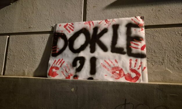 Joghallgatókra támadt egy szurkolói csoport