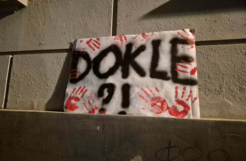 Joghallgatókra támadt egy szurkolói csoport