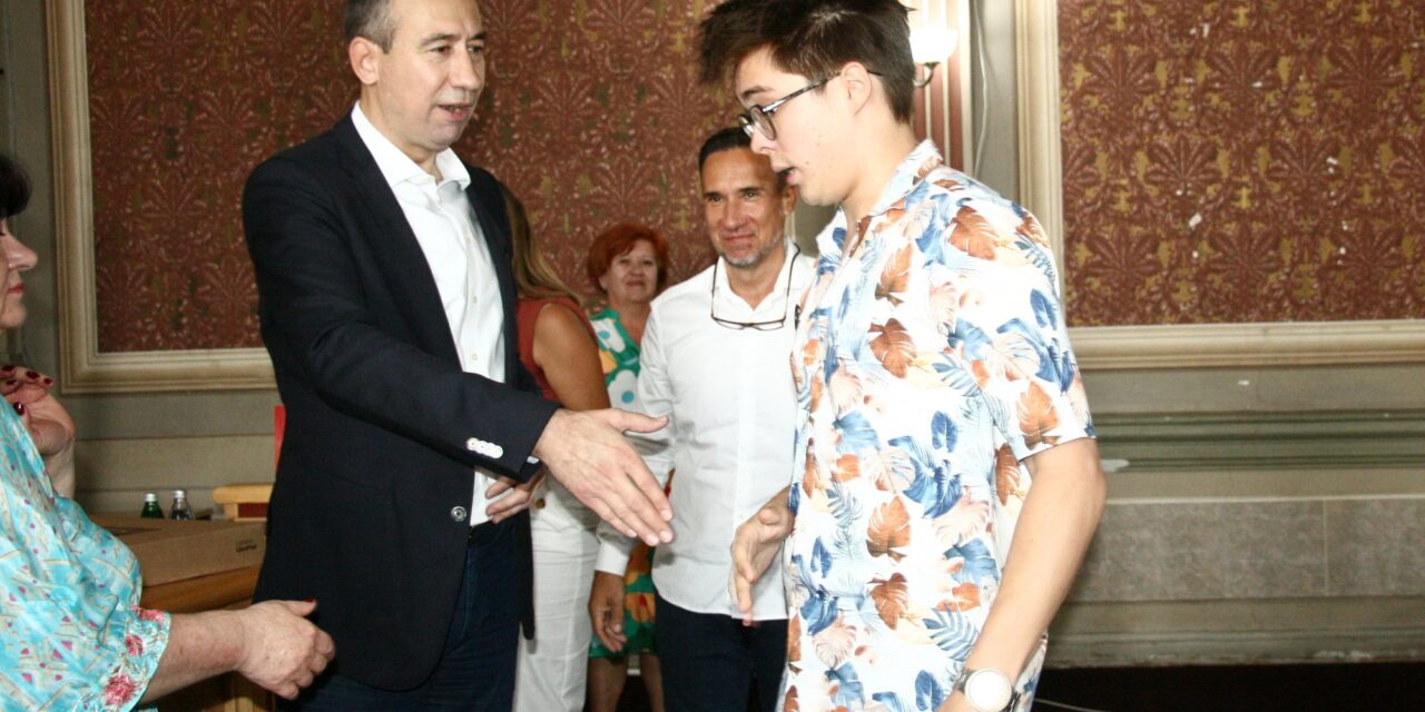 Nem volt hajlandó kezet fogni Óbecse polgármesterével a generáció diákja