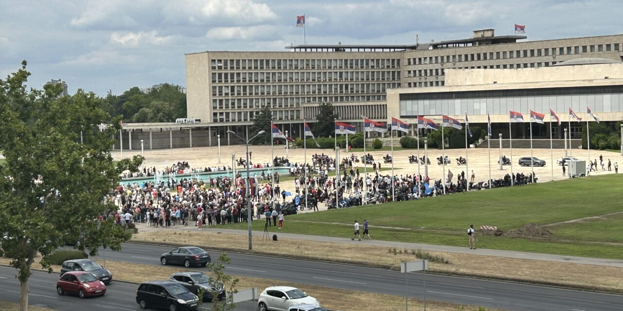Szervezetten buszoztatják Belgrádba a Szerb Haladó Párt követőit