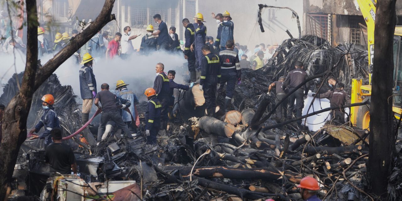 Indiai repülőgép-katasztrófa: Túlélő(ke)t találtak