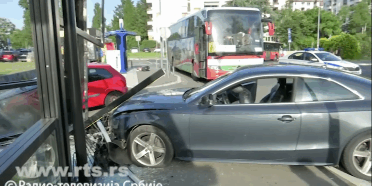 Kávézóba hajtott egy fiatalkorú lány, ketten megsérültek