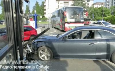 Kávézóba hajtott egy fiatalkorú lány, ketten megsérültek