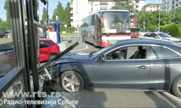 Kávézóba hajtott egy fiatalkorú lány, ketten megsérültek