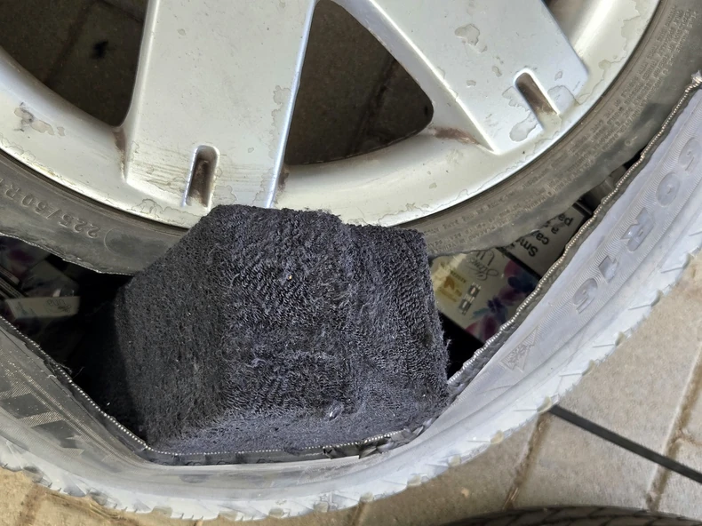 Levegő helyett ezzel töltötte meg a kerekeket a csempész