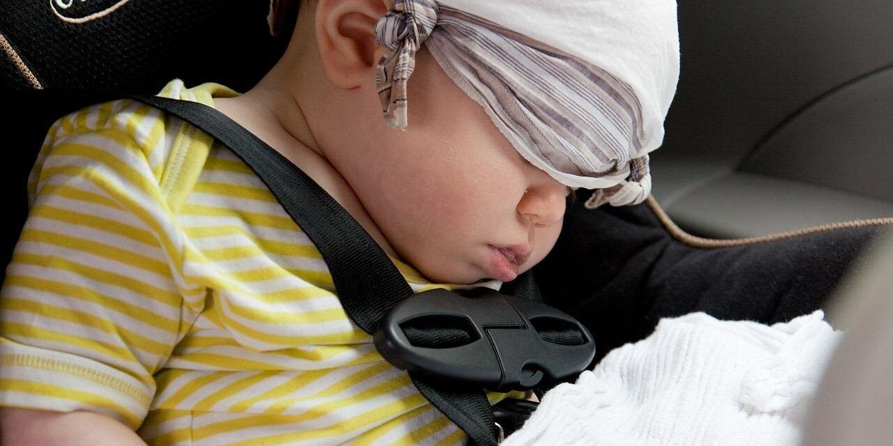 Tűzoltók mentették ki a déli napsütésben autóba zárt kisbabát