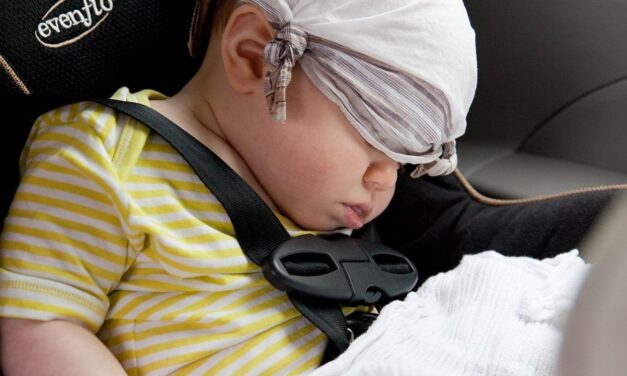 Tűzoltók mentették ki a déli napsütésben autóba zárt kisbabát