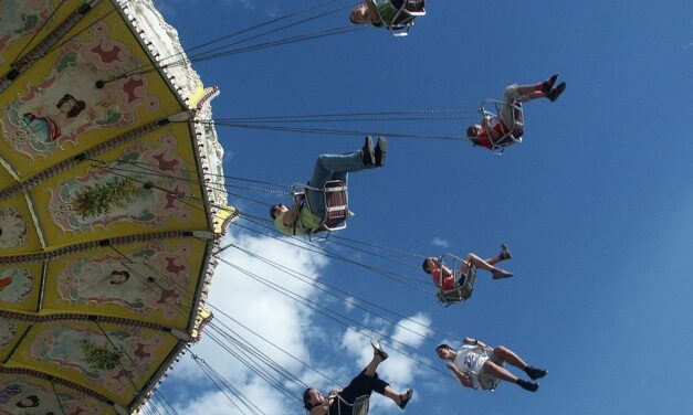 Egy kislány leesett a körhintáról, három férfit őrizetbe vettek